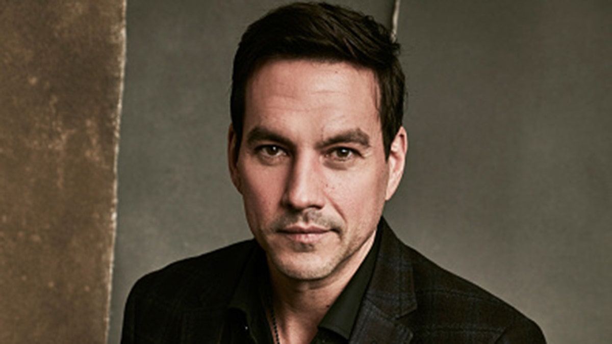 Tyler Christopher sorride