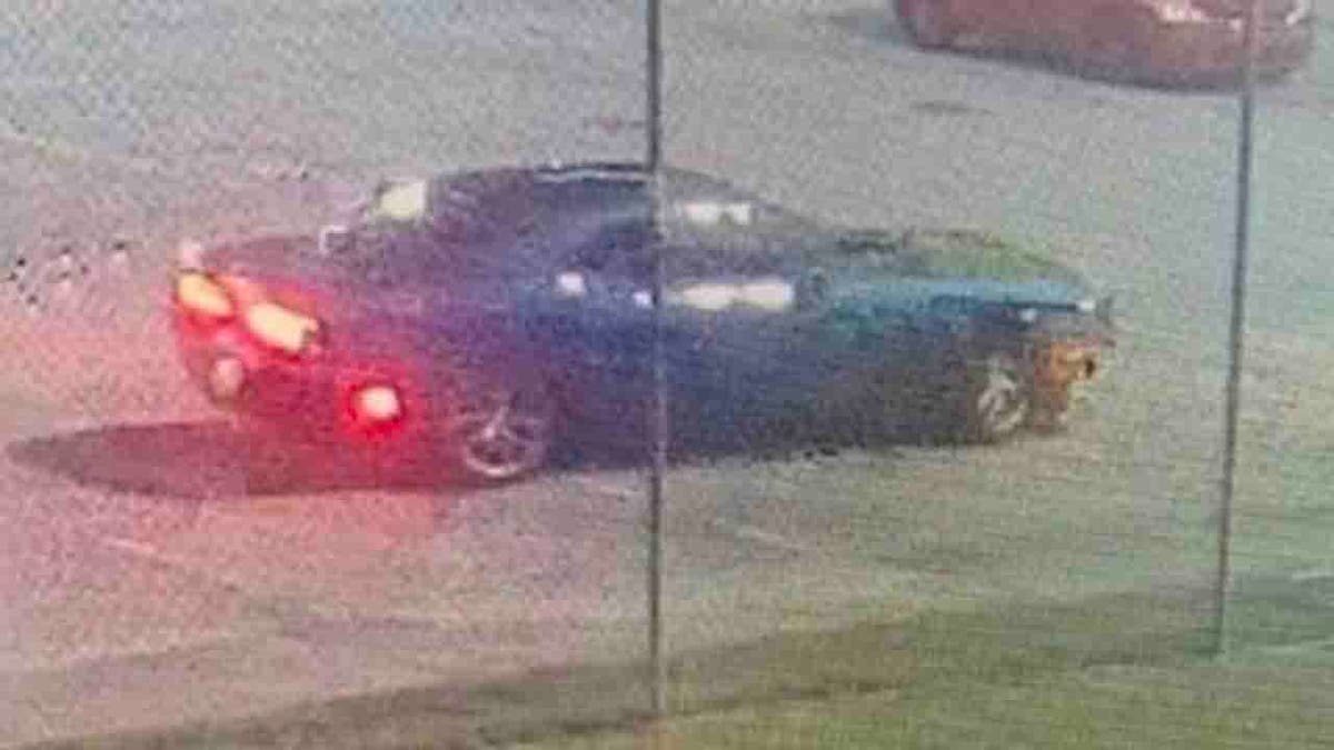 Dodge Challenger azul fora da cerca da prisão
