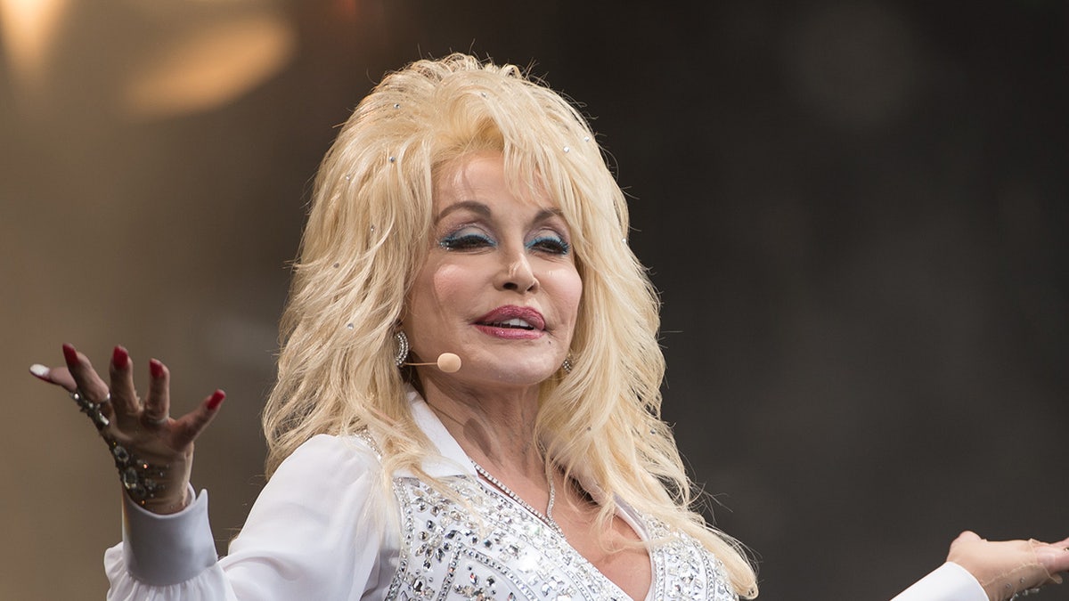 Dolly Parton canta