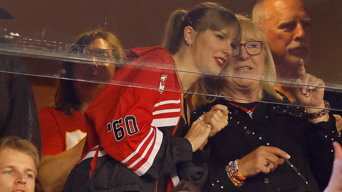 La mamma di Travis Kelce, Donna Kelce, e Taylor Swift alla partita di Kansas City