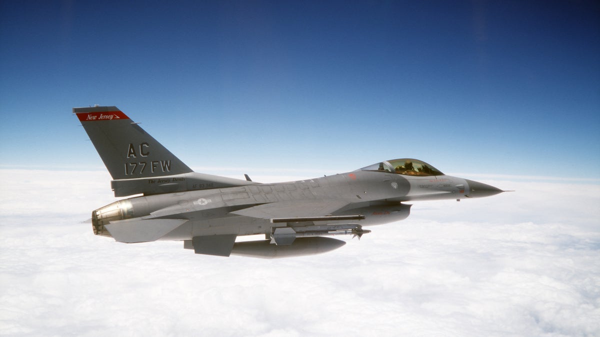 F-16c flying