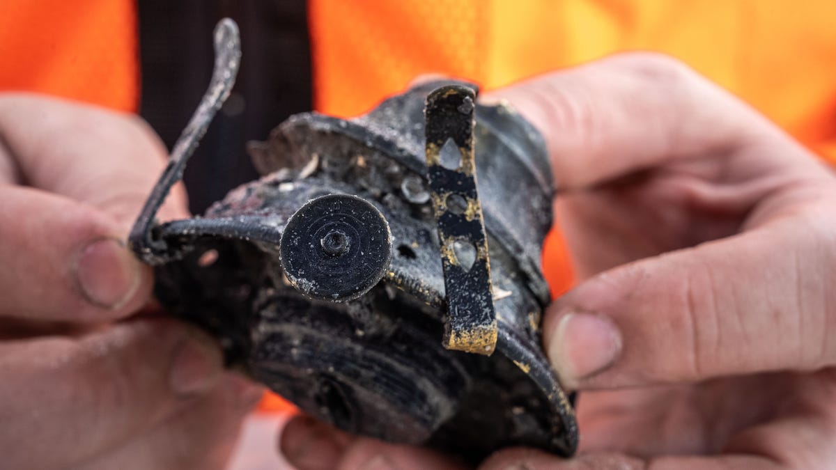 Se encontraron artefactos, como este trozo de linterna, encima de la embarcación en una carretera de Florida.