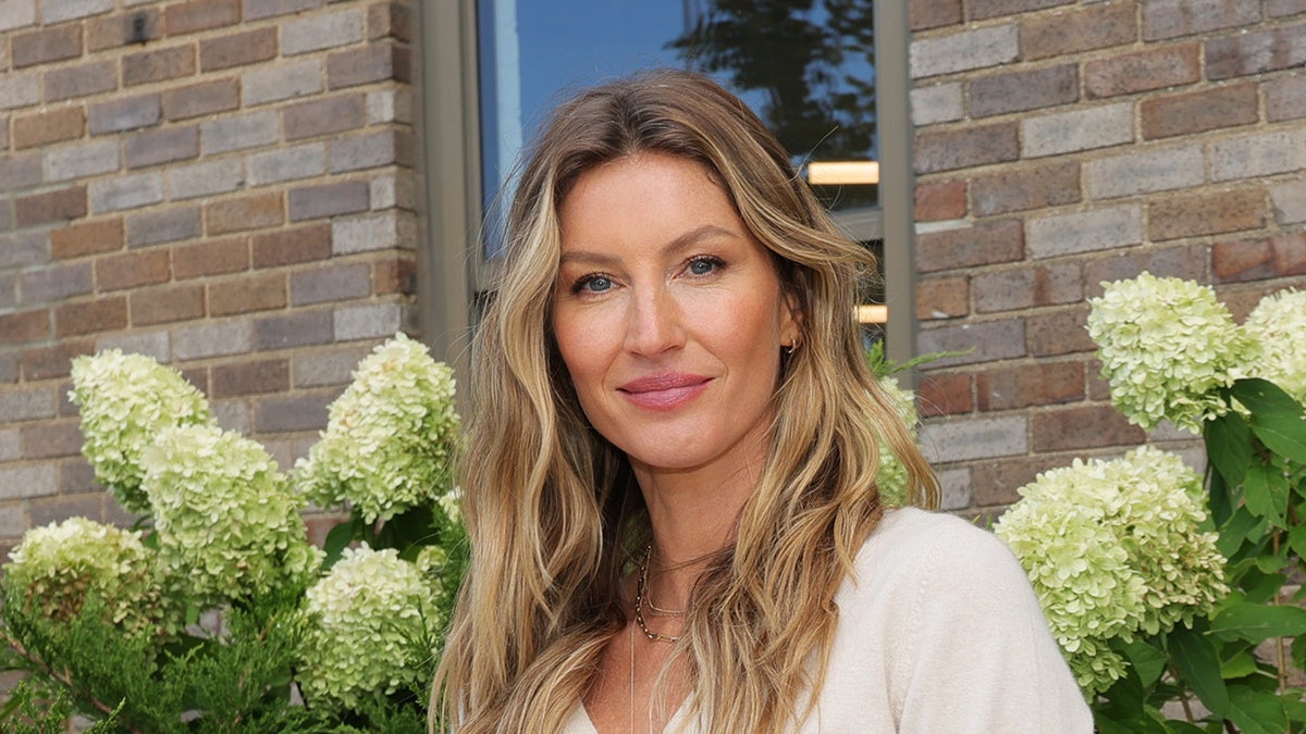 Gisele Bundchen sorride