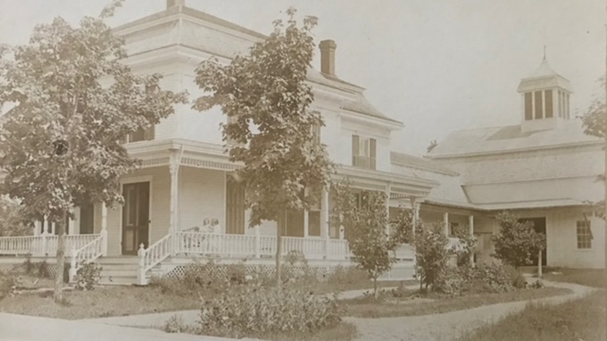 Fotos encontradas en la pared de una "casa encantada" de Maine