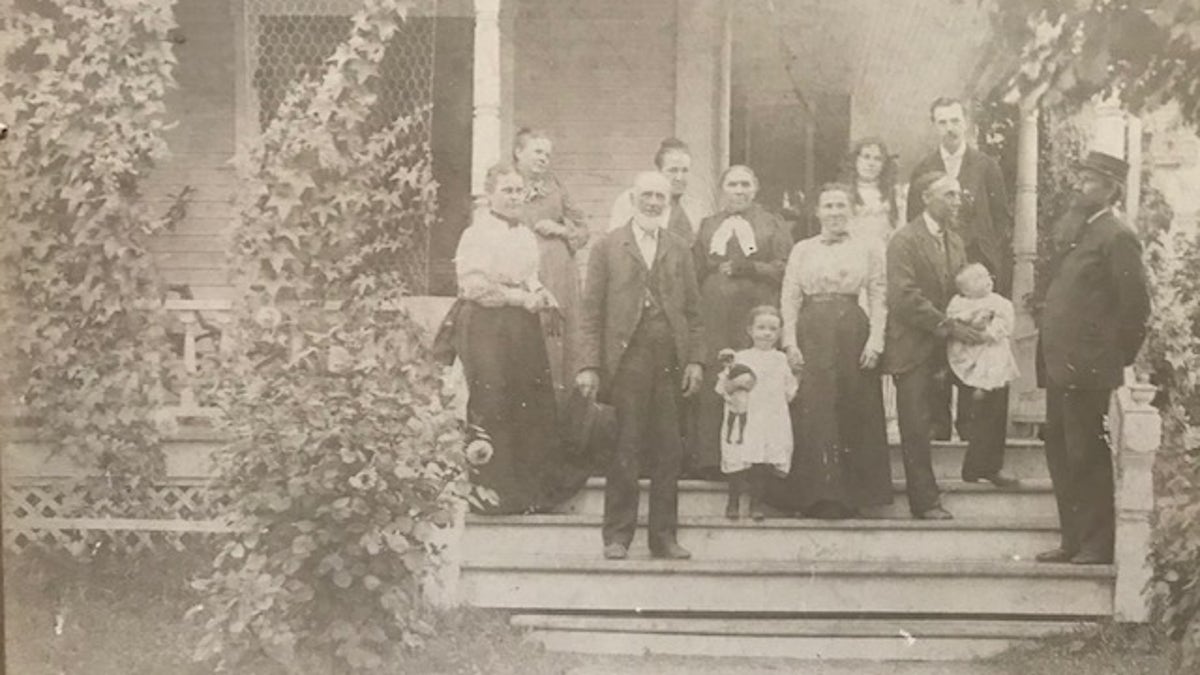 Fotos encontradas en la pared de una "casa encantada" de Maine