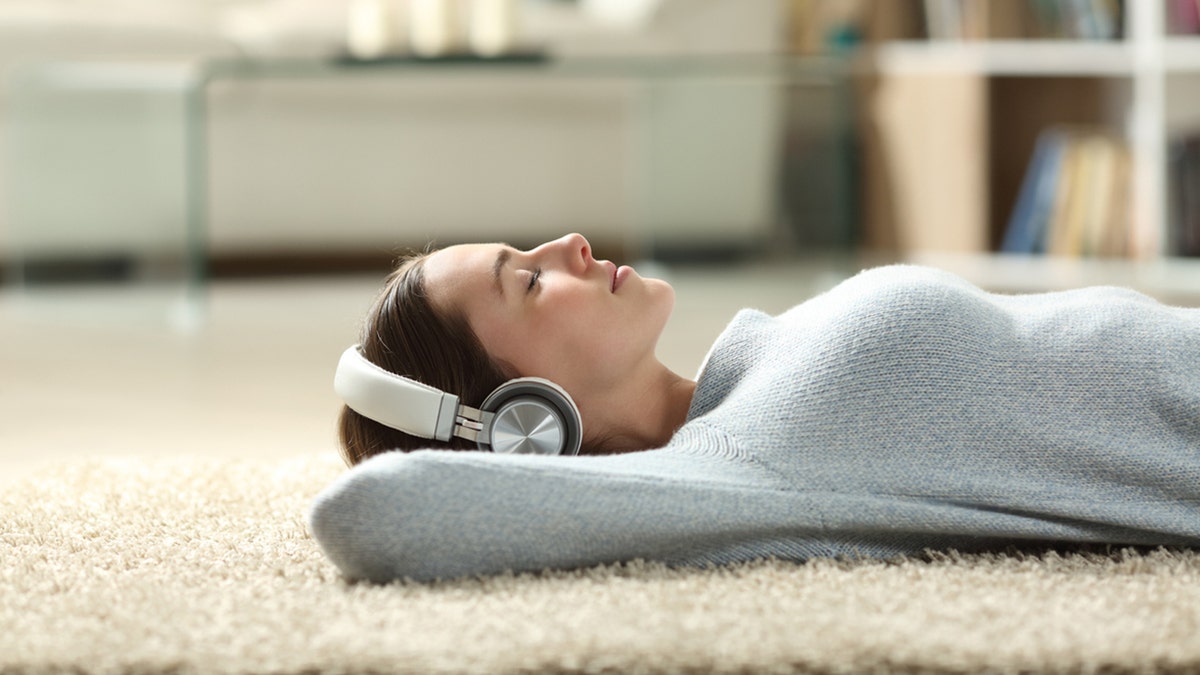 Mujer tumbada escuchando música