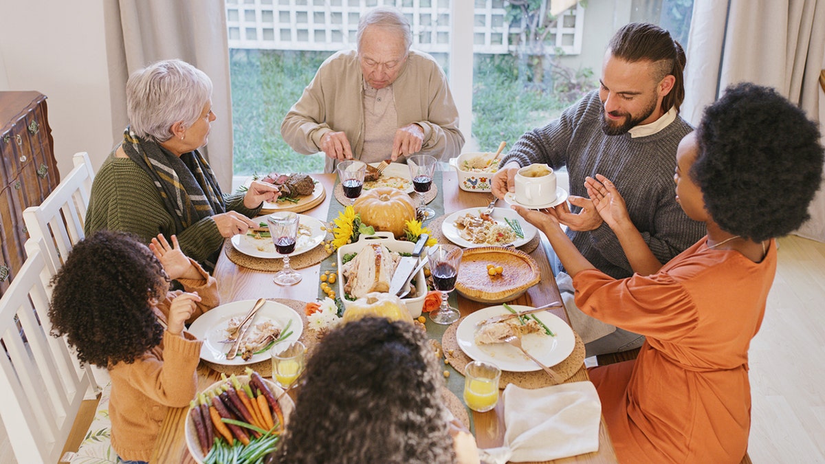 família comendo em volta da mesa