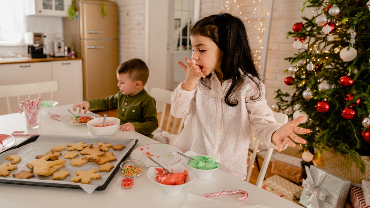 children icing cookies