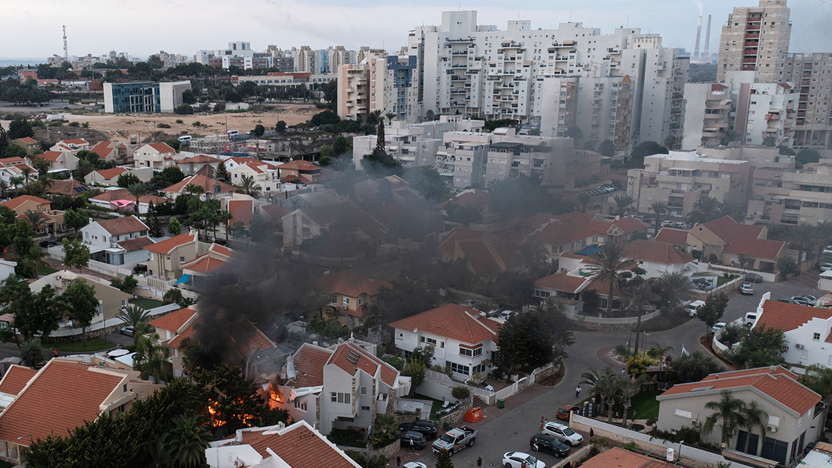 Fumaça sobe depois que um foguete disparado da Faixa de Gaza atingiu uma casa no sul de Israel
