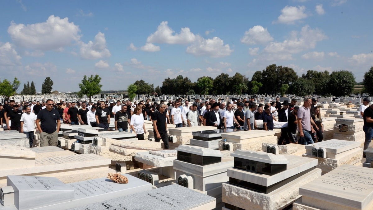 Israelis mourning at gravesite