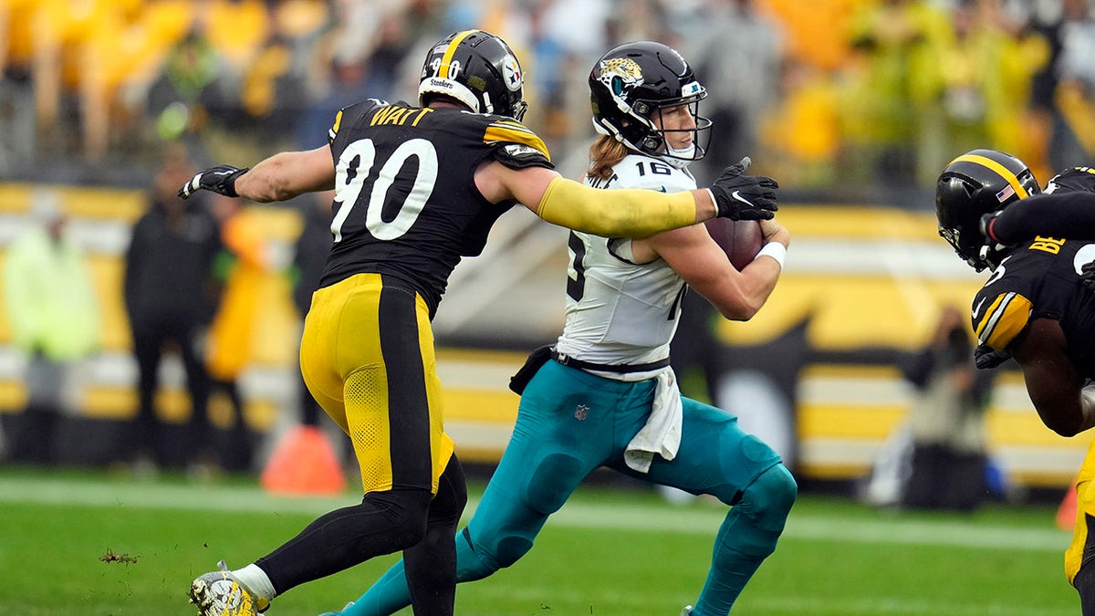 Streaking Jaguars slug their way past Pittsburgh as Steelers lose quarterback Kenny Pickett to injury 2 Trevor Lawrence gets sacked