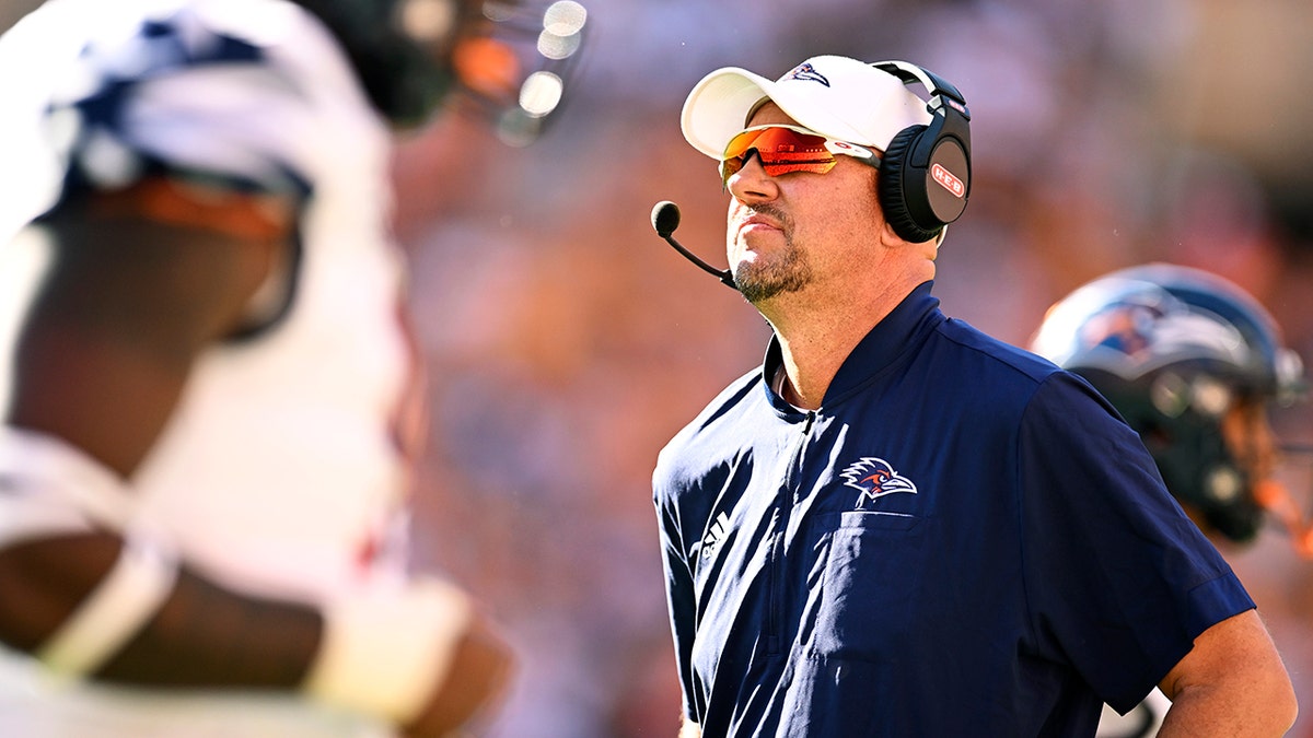 Jeff Traylor on the sidelines