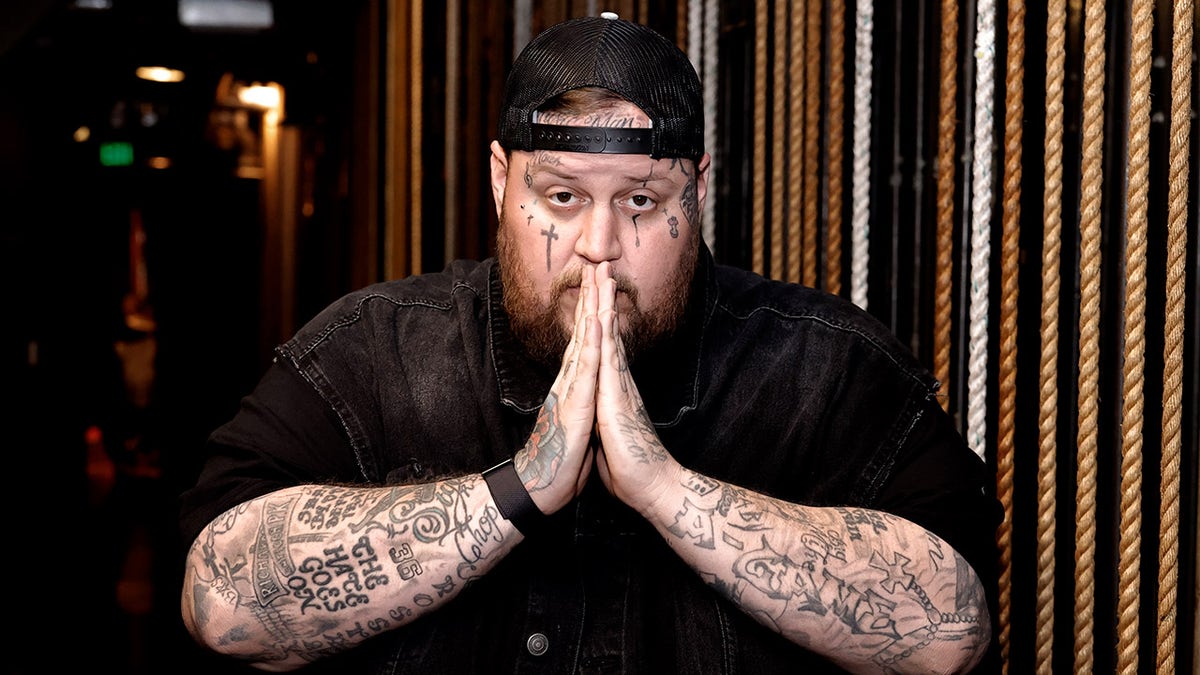 Jelly Roll shows praying hands before concert