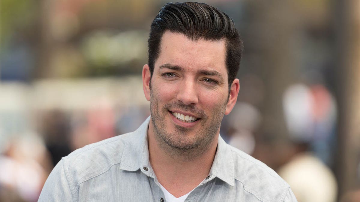 'Property Brothers' star Jonathan Scott reveals dating disaster: 'She threw a drink at me' jonathan scott