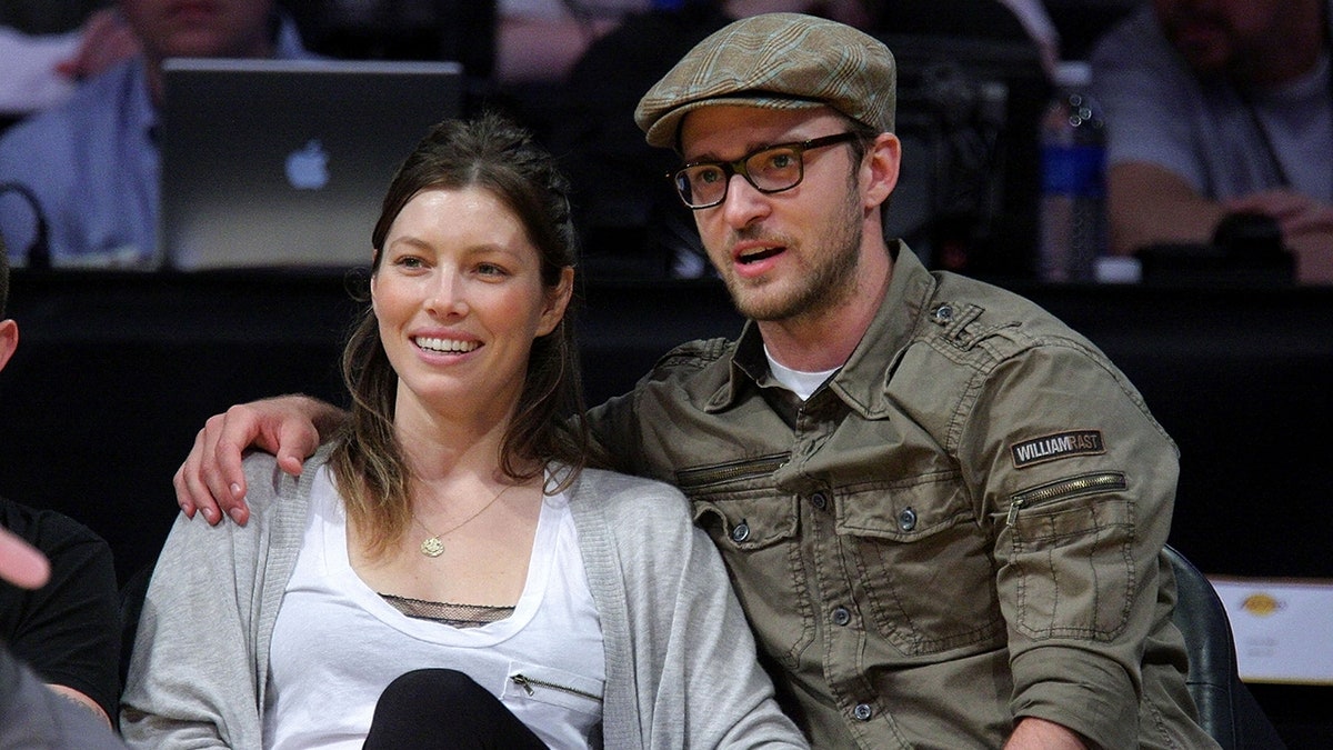 Jessica Biel and Justin Timberlake watch a Lakers game courtside