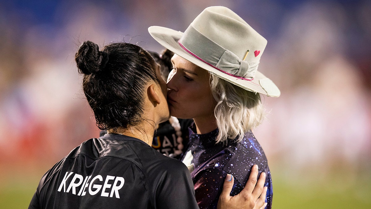 Ashlyn Harris kisses Ali Krieger