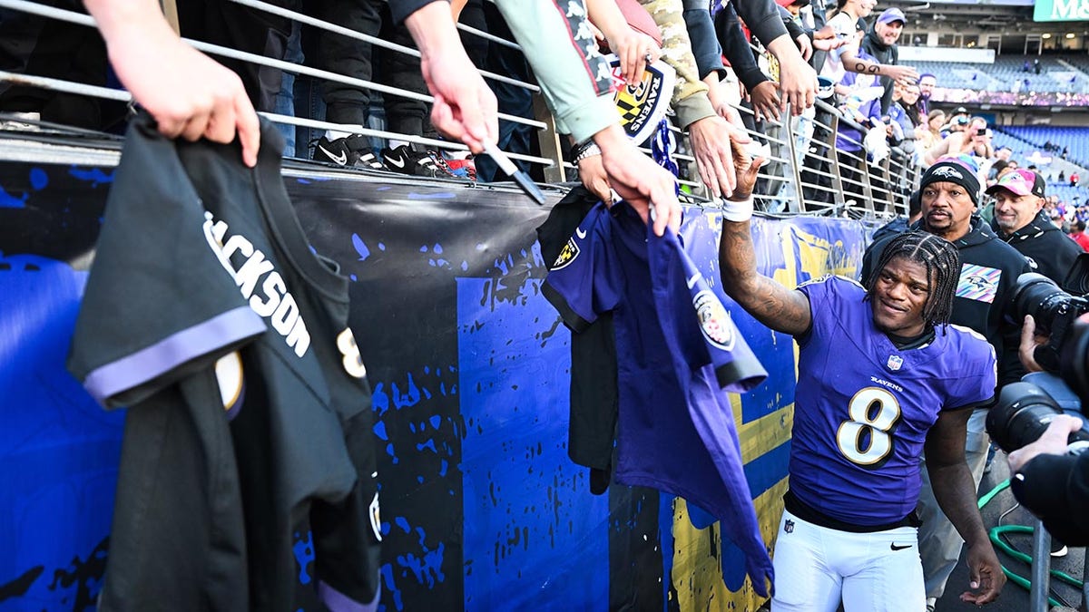 Lamar signing autographs