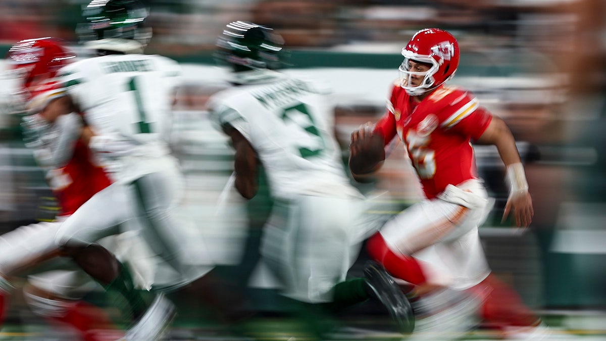 Patrick Mahomes runs the ball