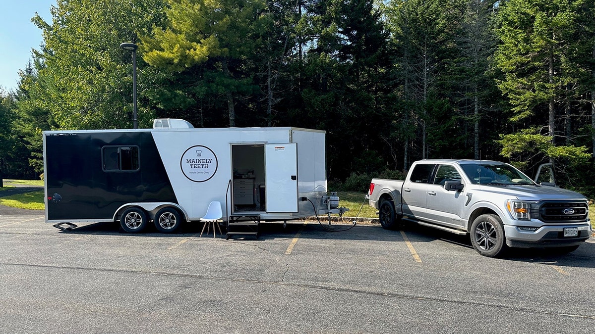 Mobile unit with truck