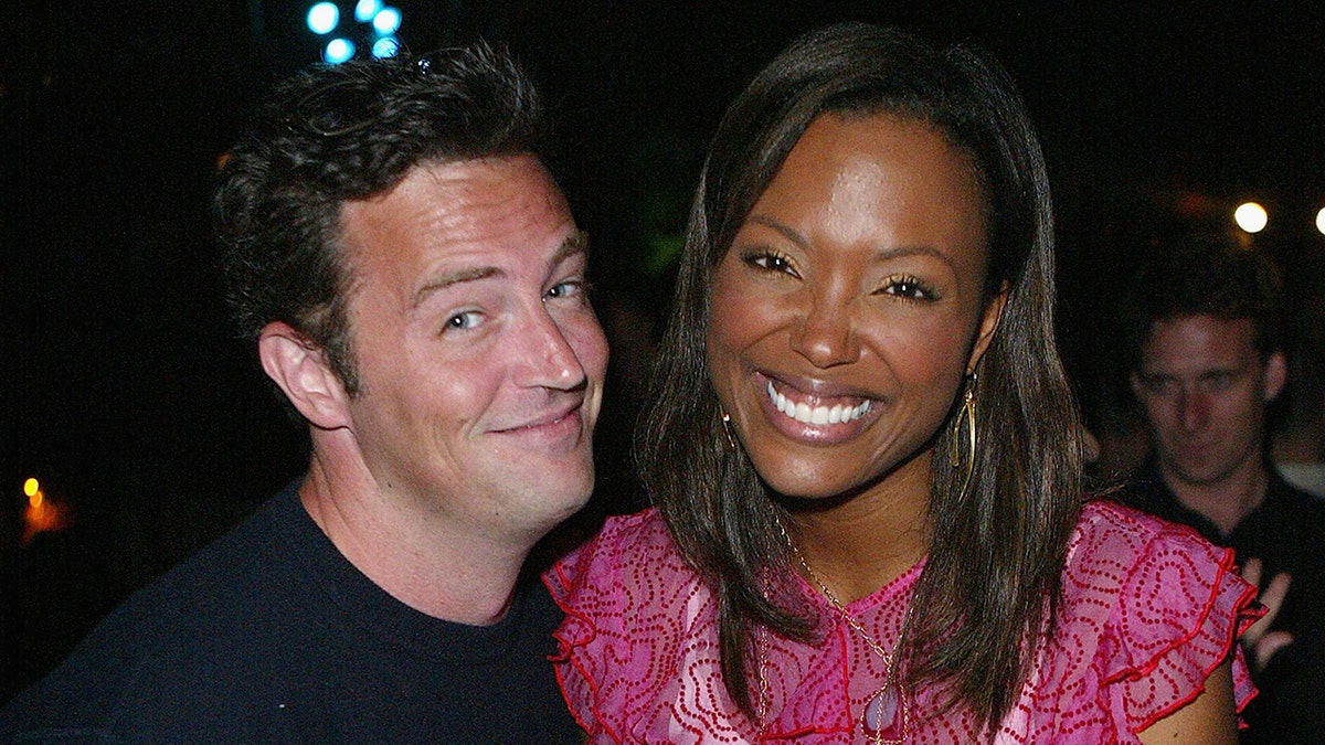 Matthew Perry y Aisha Tyler sonriendo