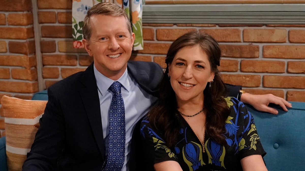 Ken Jennings and Mayim Bialik on set