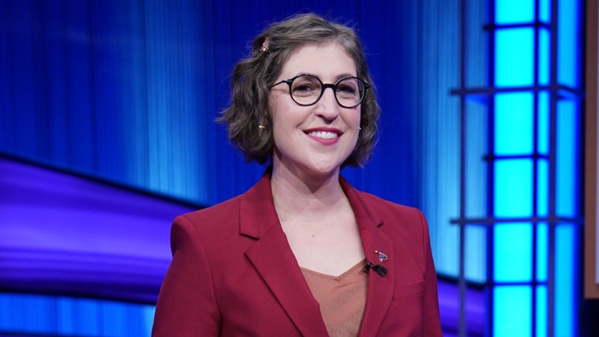 Former Jeopardy Host Mayim Bialik Hopes For A Brighter 2024 After   Mayim Bialik 