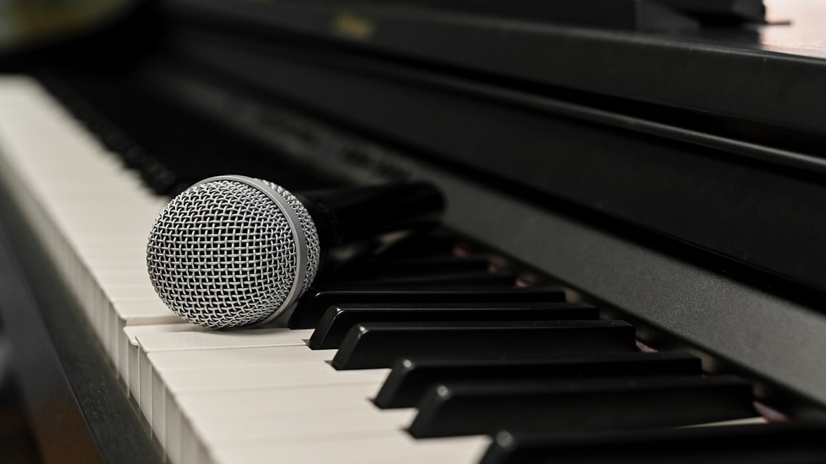 Microphone on a piano