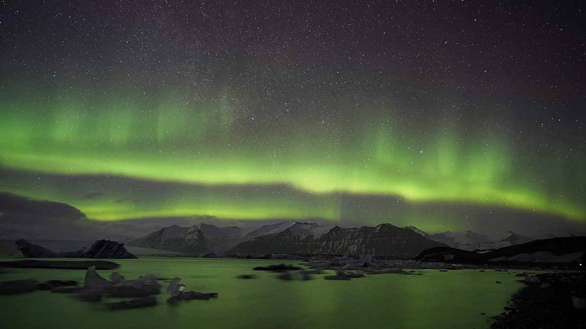 Nikmati pemandangan Cahaya Utara dari laguna glasial ajaib di Jökulsárlón, Islandia.