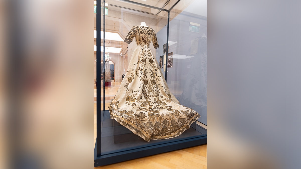 royal clothing and treasures exhibit in London