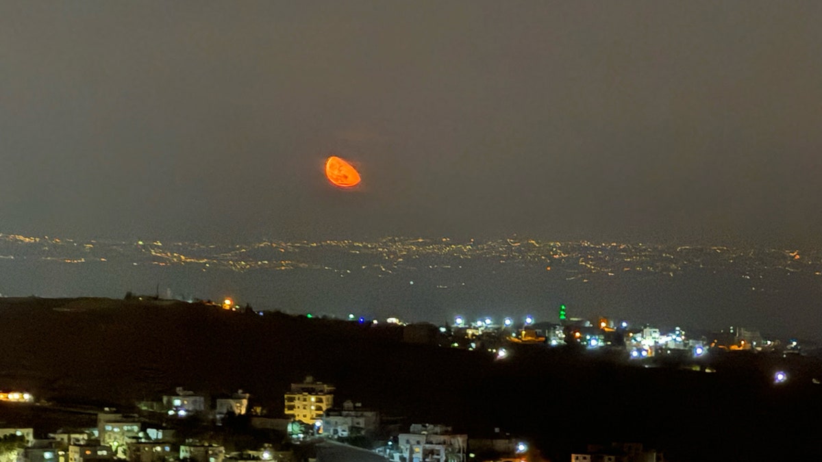 lua laranja sobre Belém