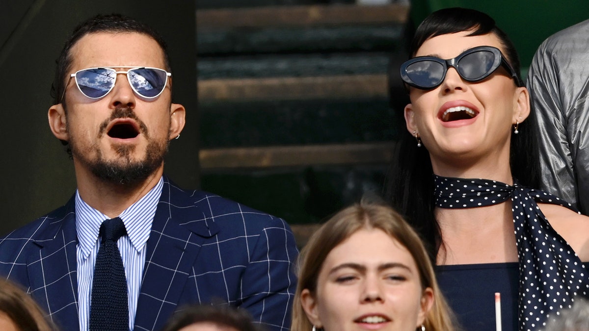 Orlando Bloom con una giacca scozzese blu guarda Wimbldeon insieme a Katy Perry