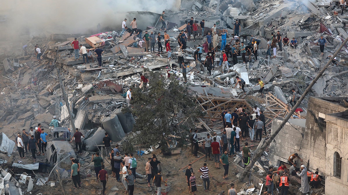 Palestinians inspect destoryed building