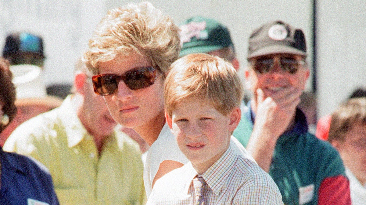 La principessa Diana e il principe Harry partecipano insieme al Gran Premio di Gran Bretagna