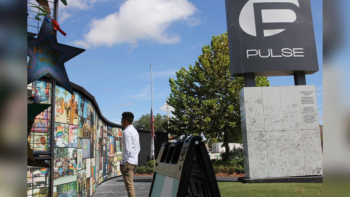 Brandon Wolf en el memorial provisional de Pulse AP