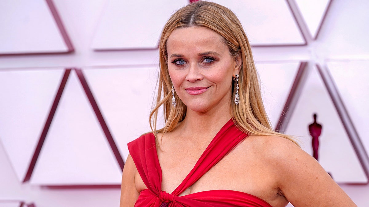 Reese Witherspoon com vestido vermelho no tapete do Oscar