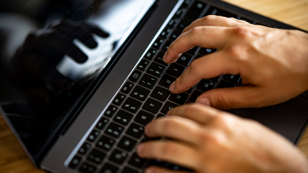 Production - September 2, 2021, Berlin: Illustration - A man typing on a laptop keyboard. Photo: Fabian Sommer/DPA