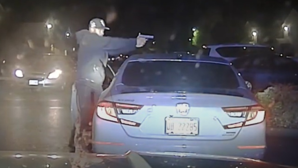 Video shows suspect points gun at officer in Illinois