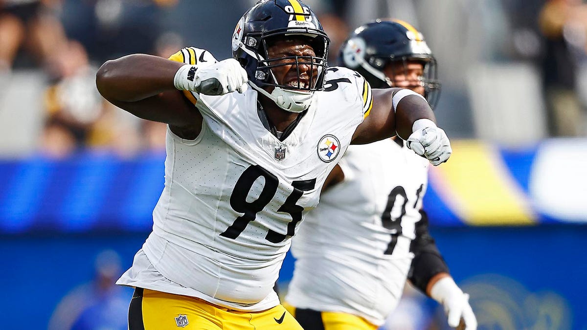 Steelers fight back from fourth-quarter deficit to beat Rams 2 Keeanu Benton