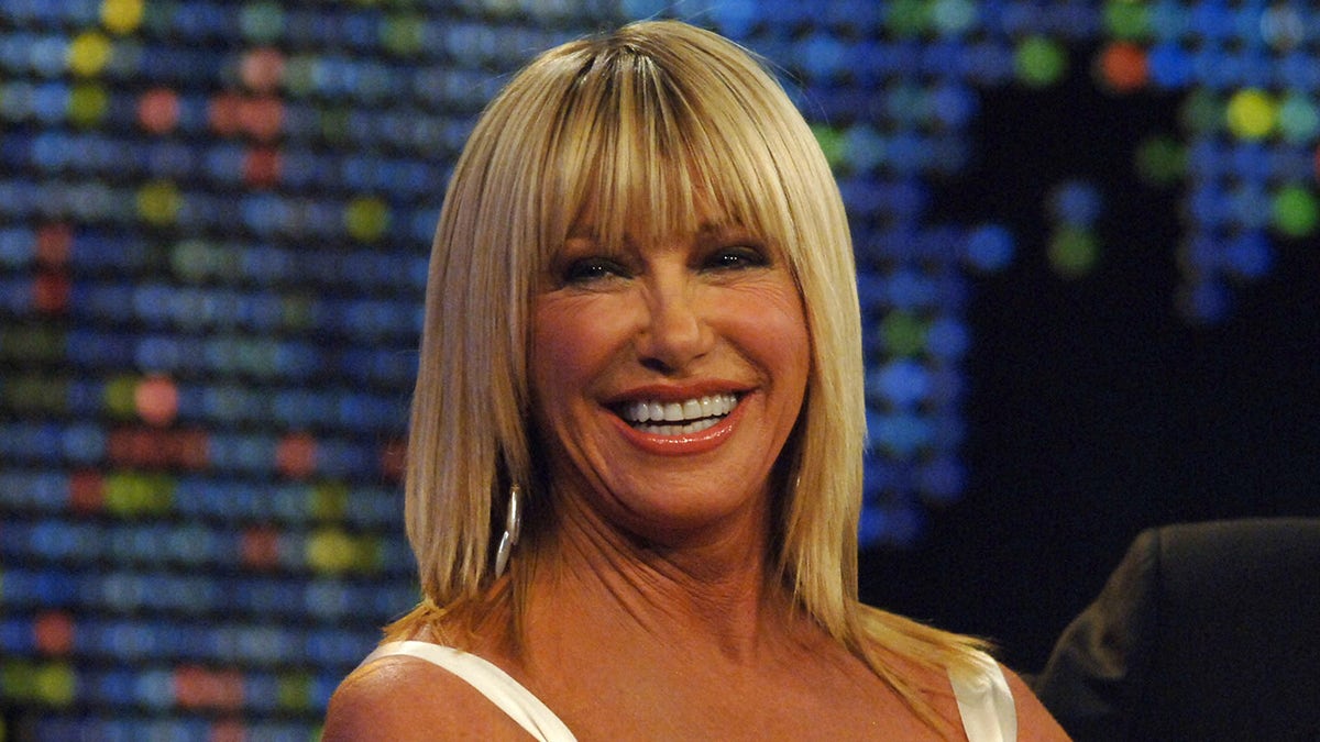 Suzanne Somers indossa un abito bianco durante un talk show