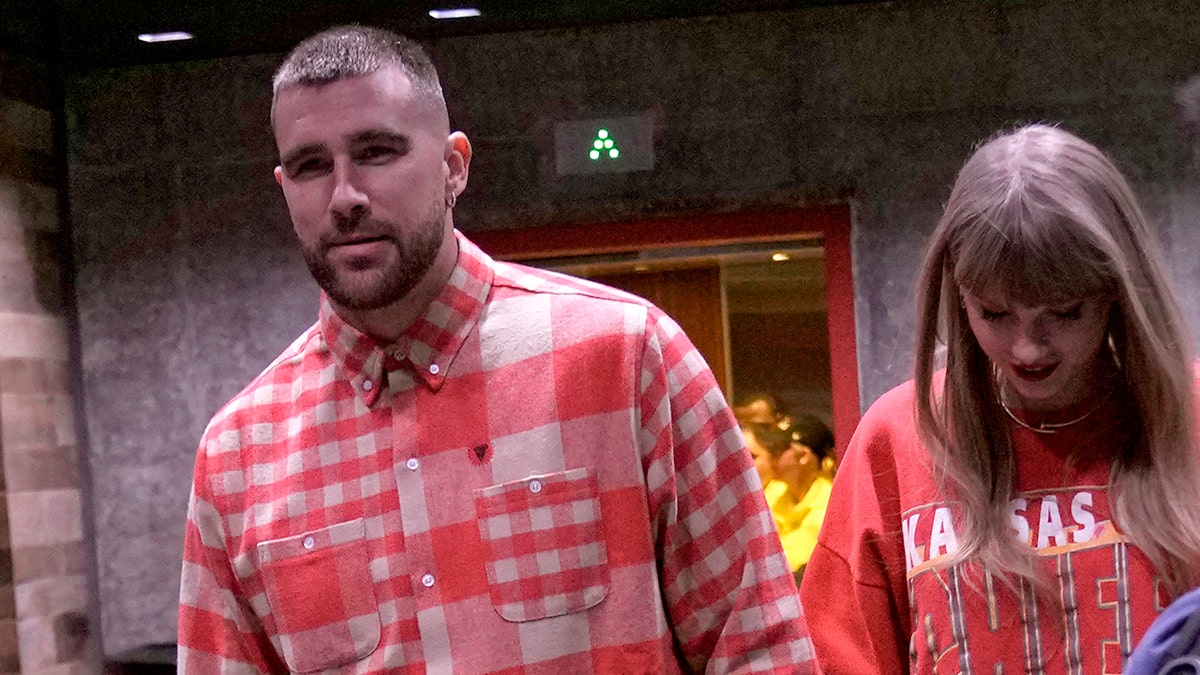 Travis Kelce e Taylor Swift si tengono per mano