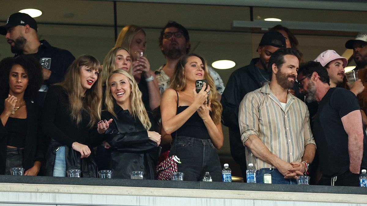Taylor Swift e Brittany Mahomes riem no estádio MetLife durante jogo do Kansas City Chiefs
