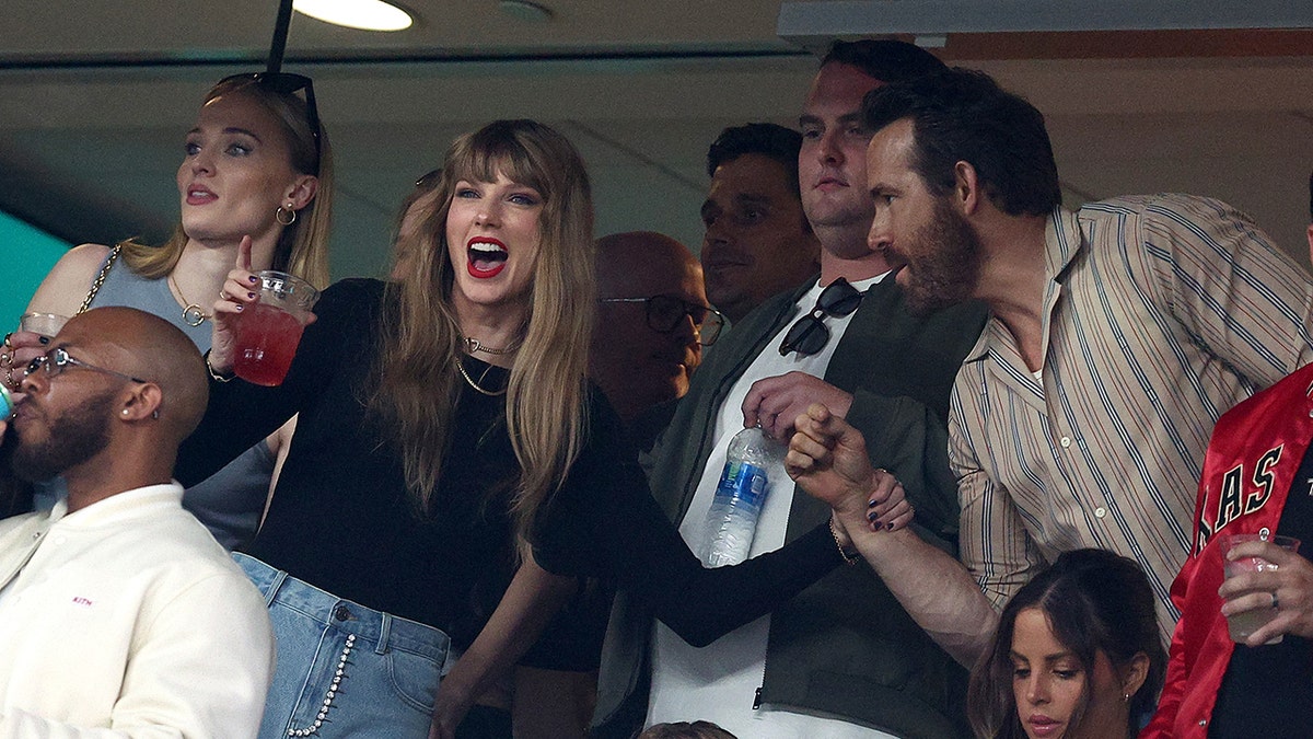 Taylor Swift brings Blake Lively, Ryan Reynolds and Hugh Jackman to Travis  Kelce's Chiefs football game