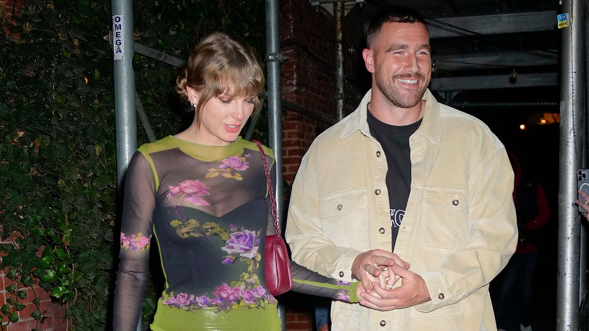 Taylor Swift sfoggia una minigonna in pelle nera e un top trasparente con Travis Kelce