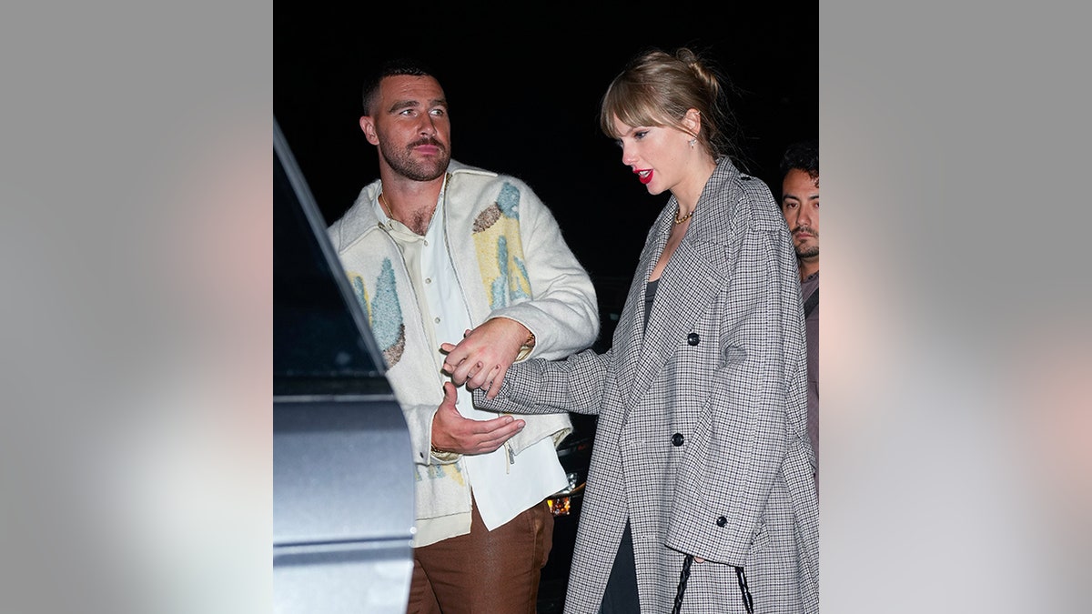 Travis Kelce helps Taylor Swift back into the car