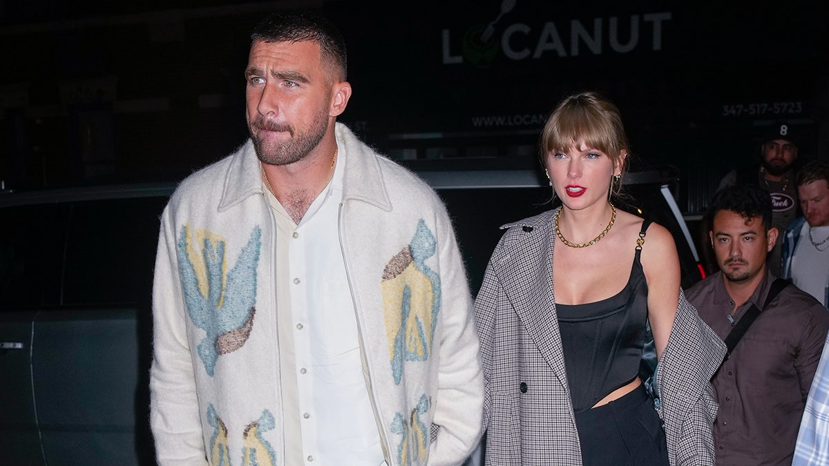 Travis Kelce indossa una giacca da uccello con Taylor Swift in tutto nero la sera dell'appuntamento