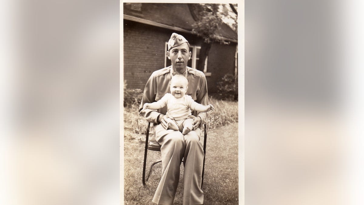 Kaptan Sobel küçük oğluyla birlikte. Fotoğraf, Rich Riley aracılığıyla Sobel ailesinin izniyle.
