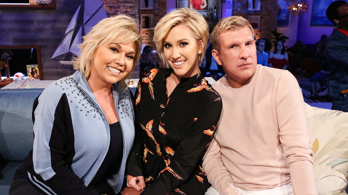 Julie, Savannah e Todd CHrisley sorridono insieme