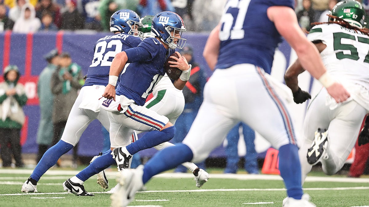 Tommy DeVito scores a touchdown