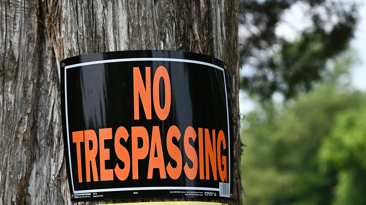 "No trespassing" sign