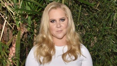 Amy Schumer warns young fans about aging: 'Life is coming'
